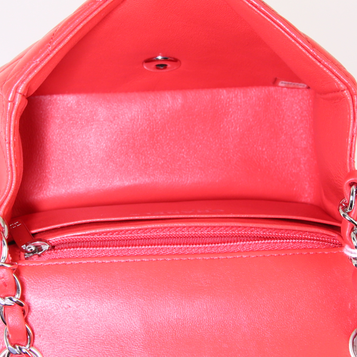 Sac bandoulière Chanel Mini Timeless en cuir matelassé rouge - Detail D2