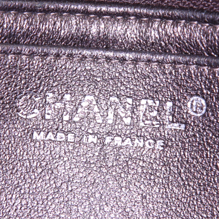 Sac à main Chanel Timeless Maxi Jumbo en cuir matelassé gris métallisé - Detail D4