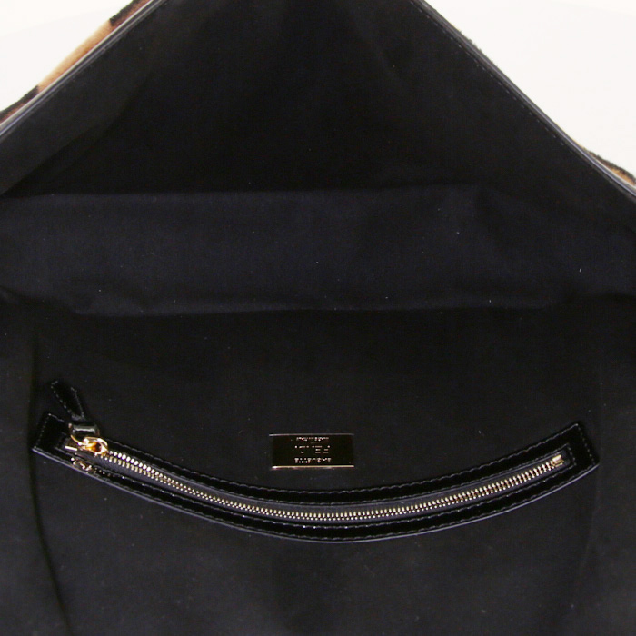 Sac à main Fendi Baguette grand modèle en peau lainée noire et marron et cuir verni noir - Detail D3