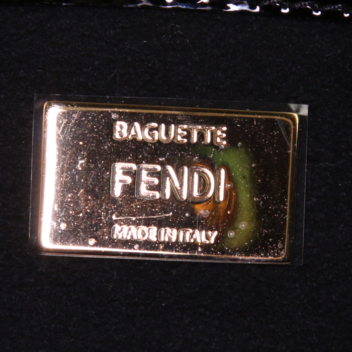 Sac à main Fendi Baguette grand modèle en peau lainée noire et marron et cuir verni noir - Detail D4