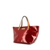 Bolso de mano Louis Vuitton Bellevue modelo pequeño en charol Monogram rojo y cuero natural - 00pp thumbnail