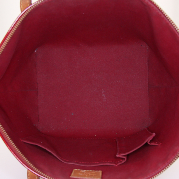 Bolso de mano Louis Vuitton Bellevue modelo pequeño en charol Monogram rojo y cuero natural - Detail D2