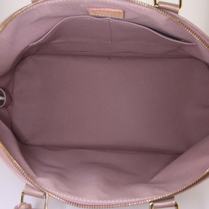 Bolso de mano Louis Vuitton Alma modelo grande en charol Monogram beige - Detail D2