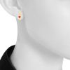 Paire de puces d'oreilles asymétrique Poiray Coeur Perlé en or rose et émail rose - Detail D1 thumbnail