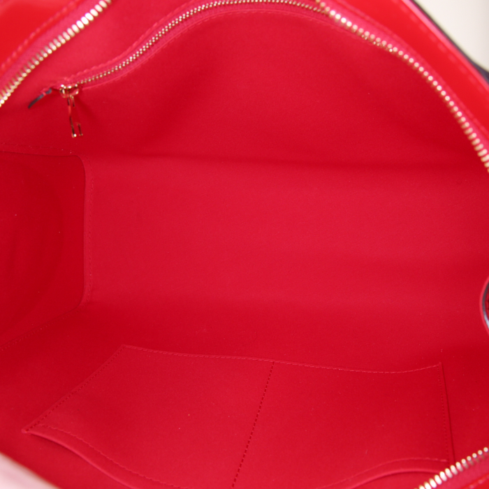 Sac à main Louis Vuitton Brea en cuir verni rouge - Detail D3