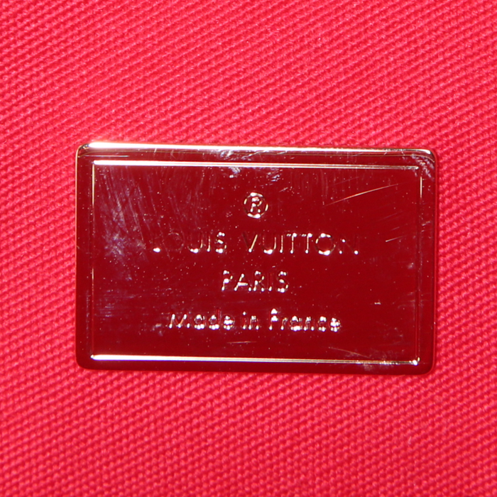 Sac à main Louis Vuitton Brea en cuir verni rouge - Detail D4