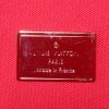 Sac à main Louis Vuitton Brea en cuir verni rouge - Detail D4 thumbnail