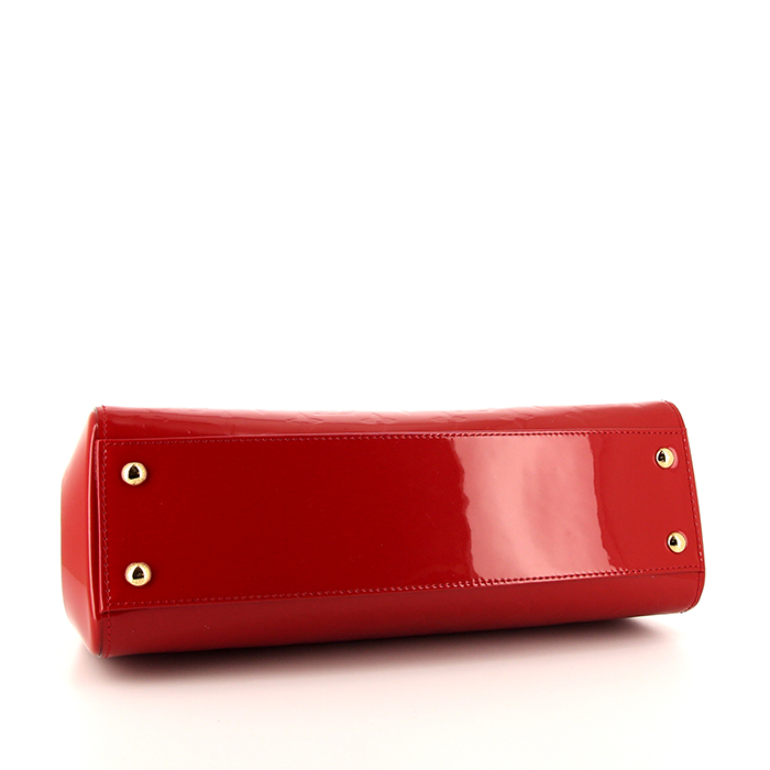 Sac à main Louis Vuitton Brea en cuir verni rouge - Detail D5