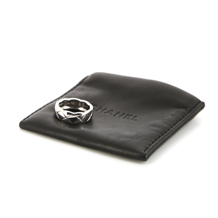 Chanel Coco medium model ring in white gold - Detail D2