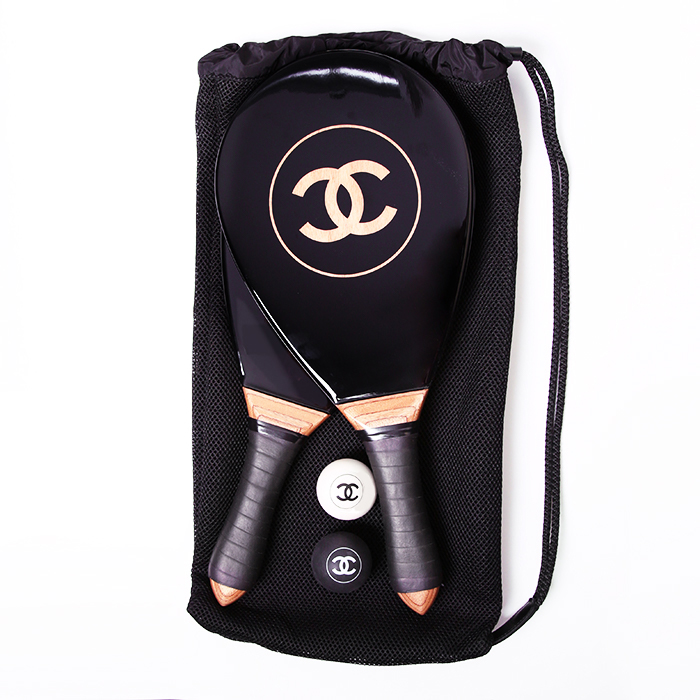 Chanel, deux raquettes de plage version noir avec leurs balles, leur housse et leur boîte d'origine, provenant de l'édition limitée "Jeux de plage" de 2018 - Detail D1