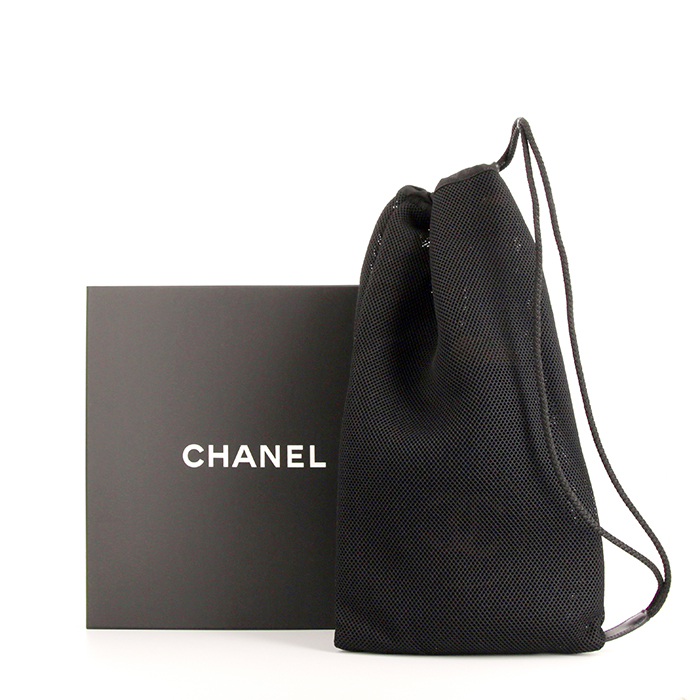 Chanel, deux raquettes de plage version noir avec leurs balles, leur housse et leur boîte d'origine, provenant de l'édition limitée "Jeux de plage" de 2018 - Detail D2