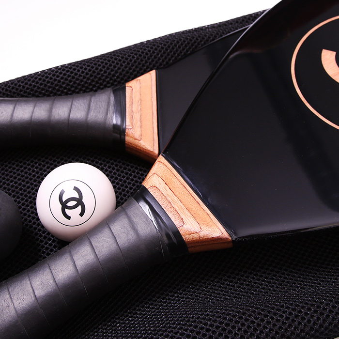 Chanel, two beach rackets in black version with their balls, cover and original box, from the "Jeux de plage » (Beach Games) limited edition of 2018 - Detail D4