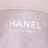 Sac bandoulière Chanel Mini Timeless en cuir verni matelassé beige - Detail D3 thumbnail