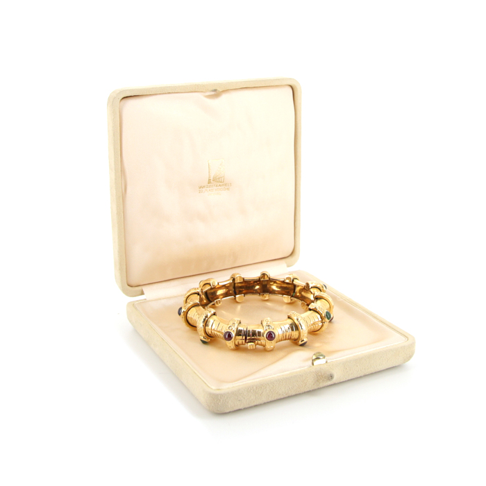 Brazalete articulado Van Cleef & Arpels Bambou en oro amarillo,  zafiros, esmeraldas y rubíes - Detail D2