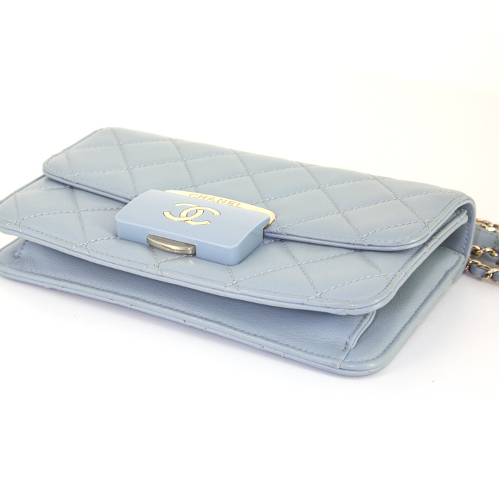 Bolso bandolera Chanel Chic With Me en cuero acolchado Bleu Lin - Detail D4