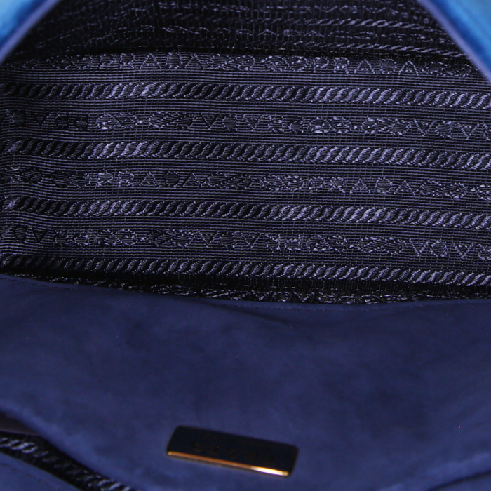 Bolso bandolera Prada Pattina Sottospalla en terciopelo dos tonos azul y azul oscuro - Detail D2