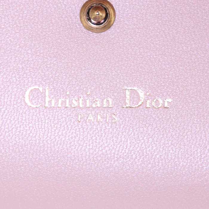 Bolso/bolsito Dior Diorama Wallet on Chain en cuero granulado color rosa claro - Detail D4