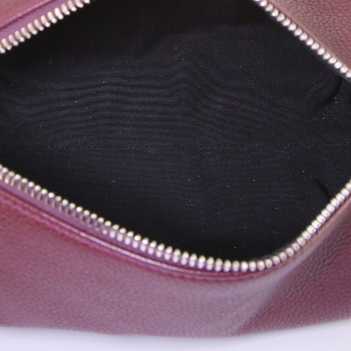 Bolso bandolera Dior polochon en cuero granulado color burdeos - Detail D2