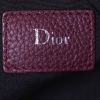 Sac bandoulière Dior polochon en cuir grainé bordeaux - Detail D3 thumbnail