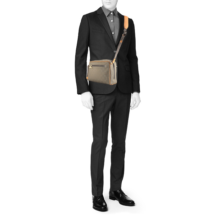 Louis Vuitton Camera shoulder bag in grey Titanium monogram canvas and natural leather - Detail D1