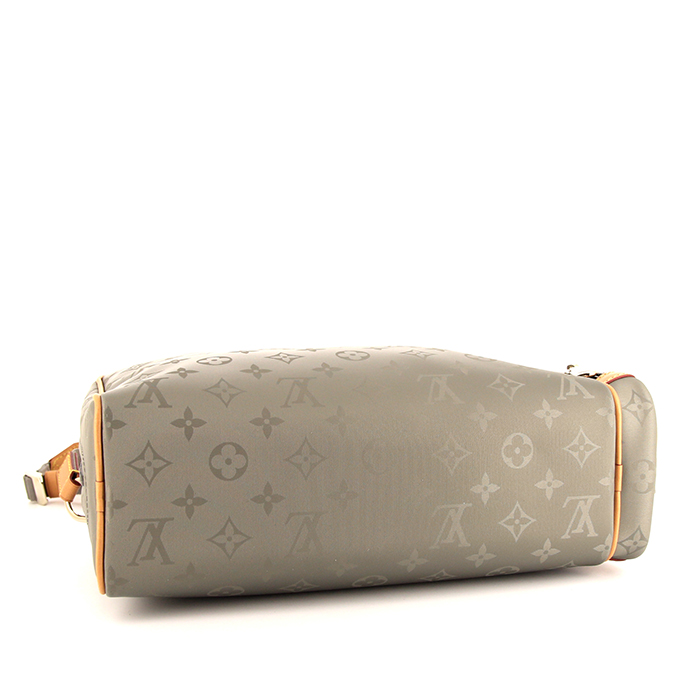 Sac bandoulière Louis Vuitton Camera en toile monogram Titanium grise et cuir naturel - Detail D4