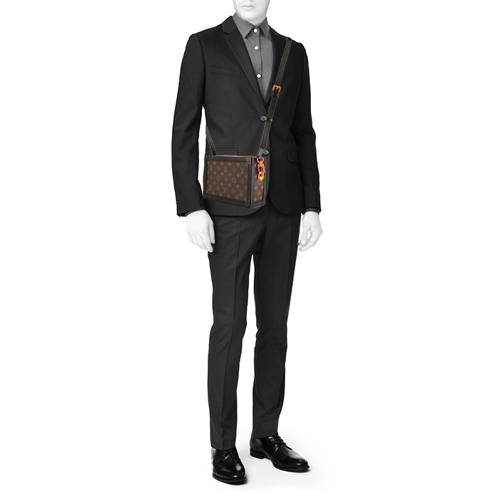 Sac bandoulière Louis Vuitton Soft Trunk en toile monogram marron et cuir noir - Detail D1