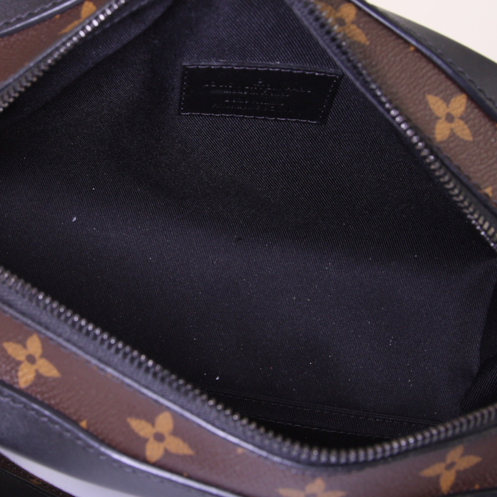 Sac bandoulière Louis Vuitton Soft Trunk en toile monogram marron et cuir noir - Detail D2