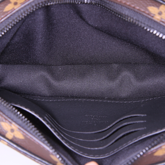 Pochette Louis Vuitton Volga en toile monogram et cuir noir - Detail D2