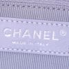 Bolso de mano Chanel modelo grande en cuero acolchado plateado - Detail D3 thumbnail