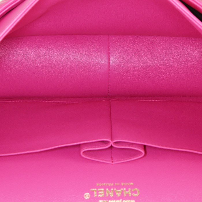 Chanel Timeless jumbo shoulder bag in pink quilted leather - Detail D3