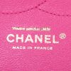 Sac bandoulière Chanel Timeless jumbo en cuir matelassé rose - Detail D4 thumbnail