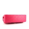 Bolso bandolera Chanel Timeless jumbo en cuero acolchado rosa - Detail D5 thumbnail