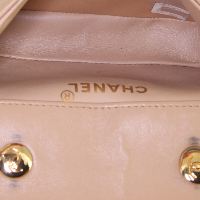 Bolso bandolera Chanel Mini Timeless en cuero acolchado beige - Detail D2