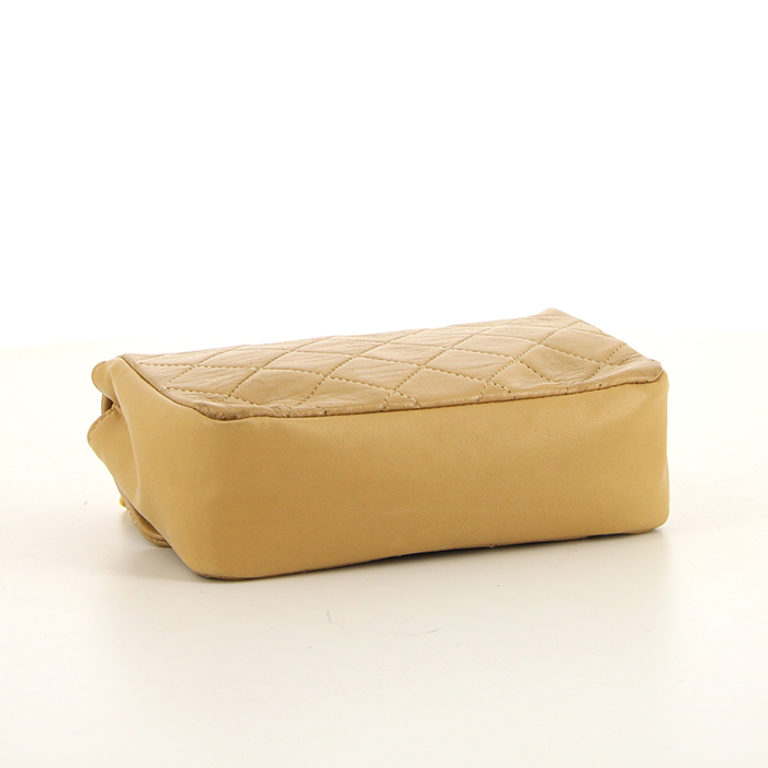 Bolso bandolera Chanel Mini Timeless en cuero acolchado beige - Detail D4