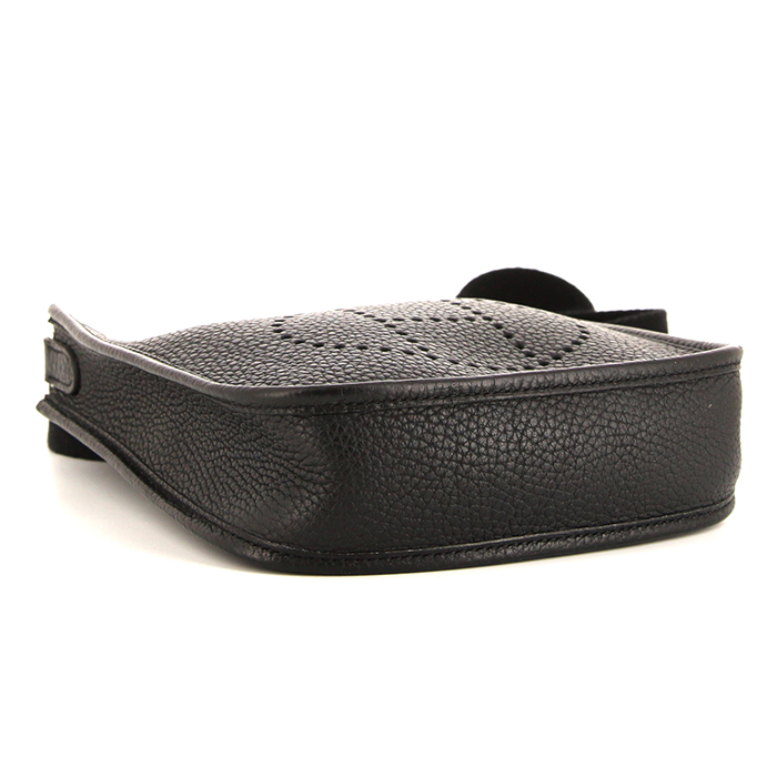 Bolso bandolera Hermès Mini Evelyne en cuero togo negro - Detail D4