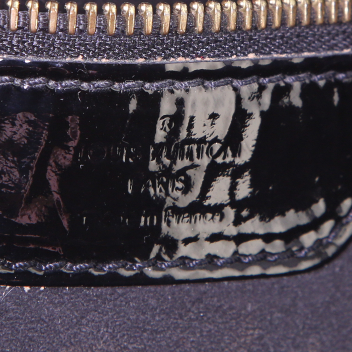 Louis Vuitton handbag in black mahina leather - Detail D3