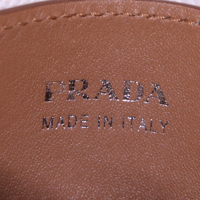 Bolso bandolera Prada en cuero saffiano beige - Detail D4