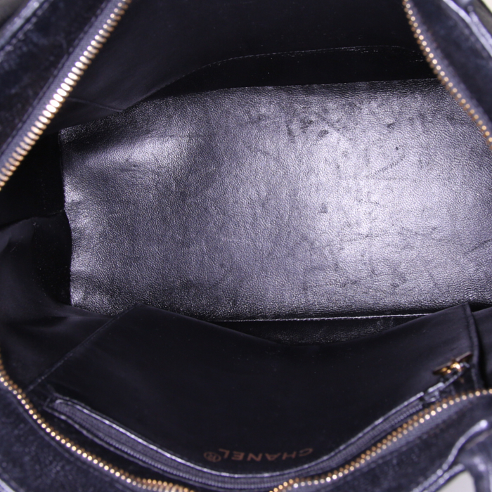 Sac à main Chanel Medaillon - Bag en cuir grainé matelassé noir - Detail D2