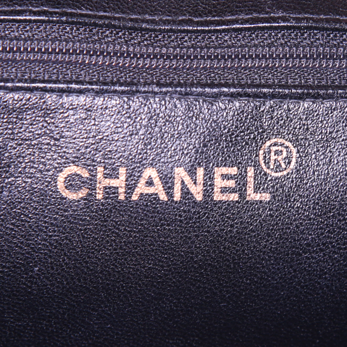 Sac à main Chanel Medaillon - Bag en cuir grainé matelassé noir - Detail D3