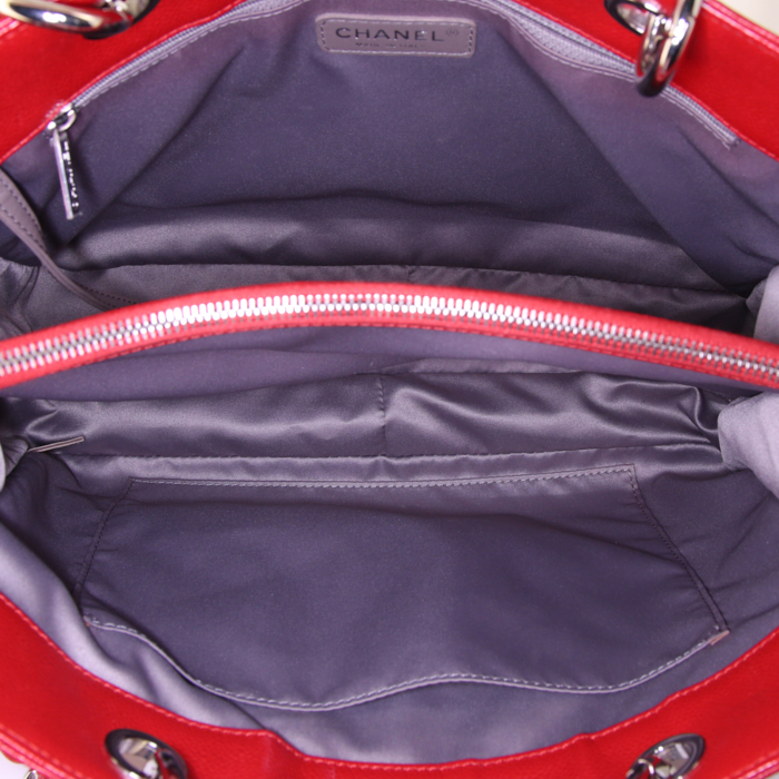 Sac cabas Chanel Grand Shopping en cuir grainé matelassé rouge - Detail D2