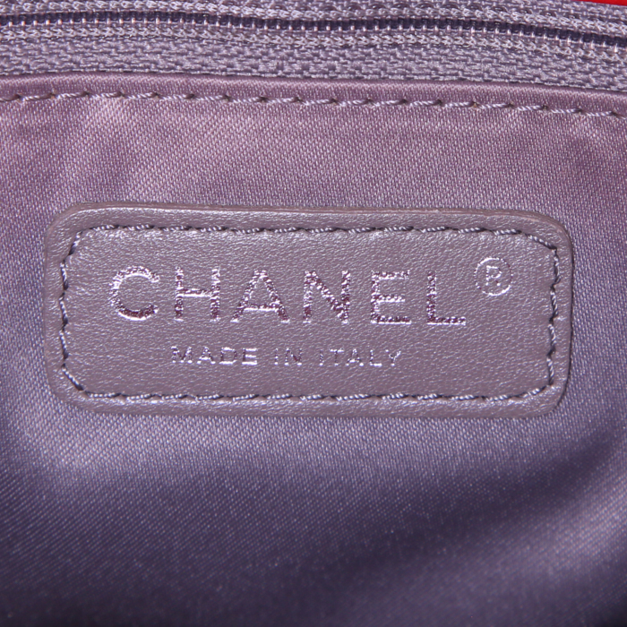Sac cabas Chanel Grand Shopping en cuir grainé matelassé rouge - Detail D3