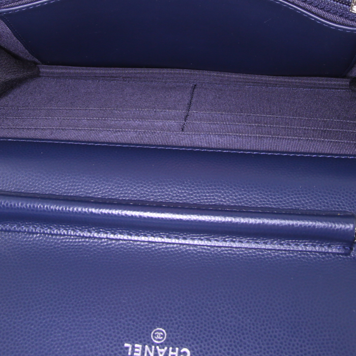 Chanel Wallet on Chain shoulder bag in navy blue quilted grained leather - Detail D2