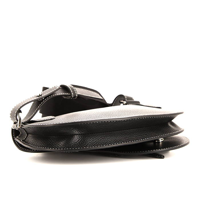 Bolso bandolera Dior Pochette Saddle en cuero granulado negro - Detail D4