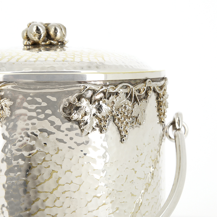 Christian Dior, ice bucket in hammered silver plated metal, signed - Detail D2