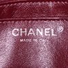 Chanel Timeless shoulder bag in burgundy patent quilted leather - Detail D4 thumbnail