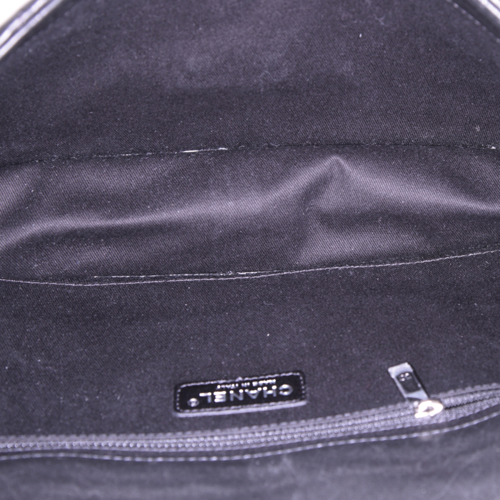 Sac à main Chanel Takeaway en cuir matelassé noir - Detail D3