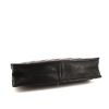 Bolso de mano Chanel Takeaway en cuero acolchado negro - Detail D5 thumbnail