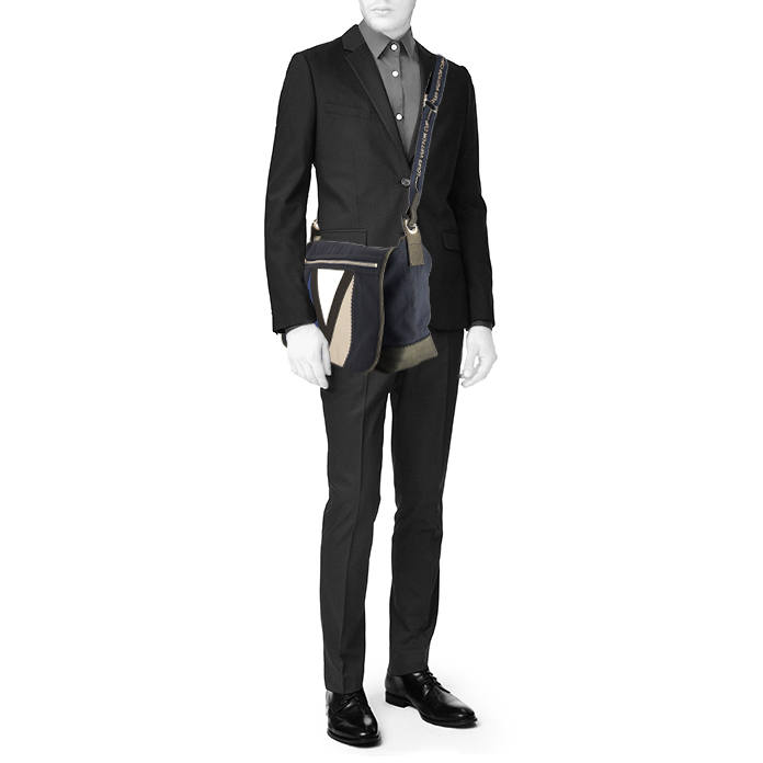 Bolso bandolera Louis Vuitton Limited Editions America's Cup en lona tricolor azul, blanca y gris y cuero azul - Detail D1