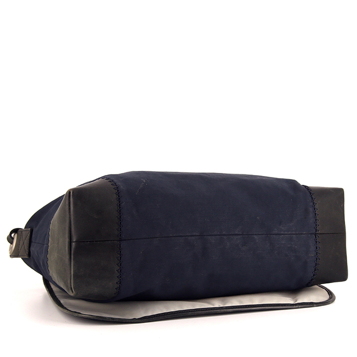 Bolso bandolera Louis Vuitton Limited Editions America's Cup en lona tricolor azul, blanca y gris y cuero azul - Detail D4