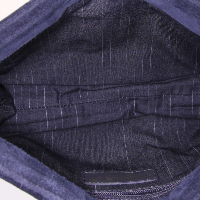 Sac/pochette Chanel On The Road en daim matelassé bleu et cuir rouge - Detail D2
